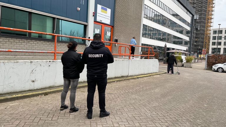 Beveiligers bij de opvang in het Microlab in Eindhoven.