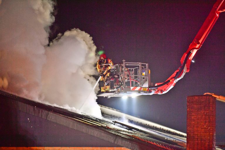 Rond kwart voor zes was de brand in Sterksel grotendeels onder controle (foto: Rico Vogels/SQ Vision).