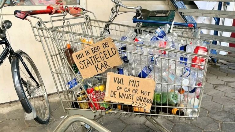 De winkelwagen zit vol met statiegeldflessen en blikjes (Foto: Dieuwertje Vorstenbosch)