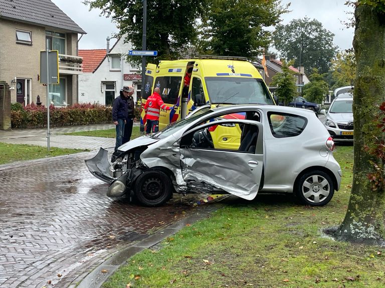 Bij de botsing op de Oudedijk in Odiliapeel raakte een bestuurster gewond (foto: Marco van den Broek/SQ Vision).