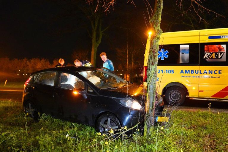 Hoe het mis kon gaan op de Empelseweg bij Empel wordt onderzocht (foto: Bart Meesters).