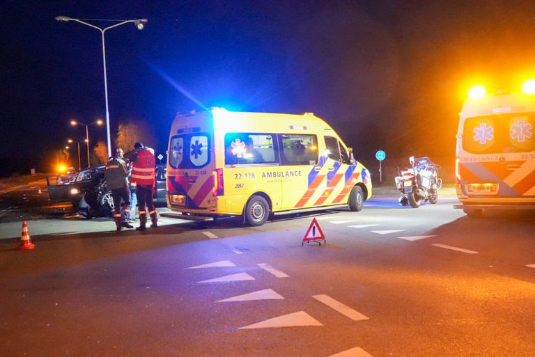 Politie en ambulance verleenden hulp in Someren (foto: Harrie Grijseels/SQ Vision).