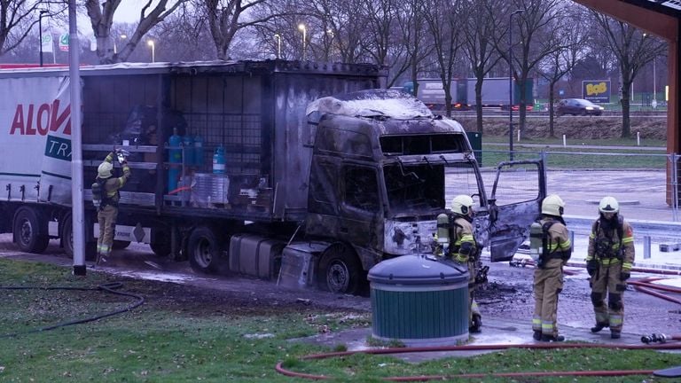 De uitgebrande vrachtwagen (foto: Gabor Heeres/SQ Vision Mediaprodukties).
