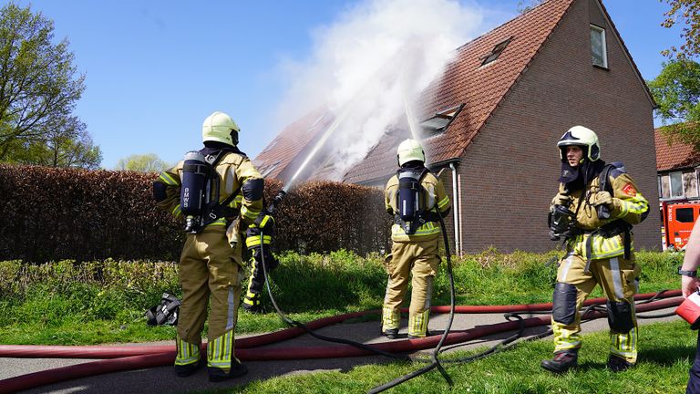 De brandweer bestrijdt het vuur in Rijen (foto: Jeroen Stuve/SQ Vision).