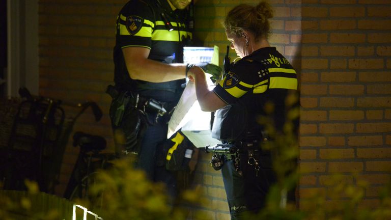 Agenten stellen sporen veilig (foto: Perry Roovers/SQ Vision Mediaprodukties).