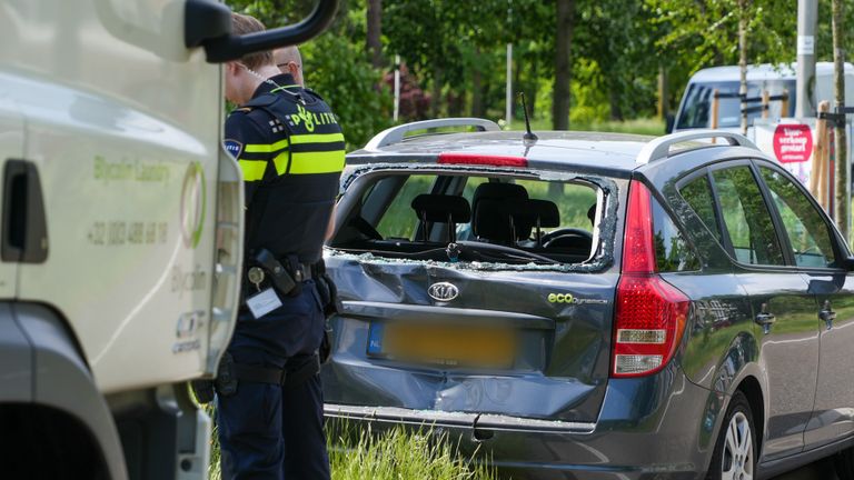 De auto raakte bij de aanrijding in Oss aanzienlijk beschadigd (foto: Gabor Heeres/SQ Vision).