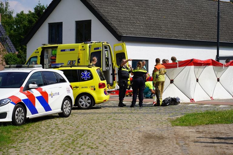 Veel hulp nadat een fietser onwel was geworden (foto: Jeroen Stuve/SQ Vision).