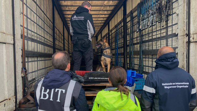 Bij de controles werden ook speurhonden ingezet (foto: Bestuurlijk Interventieteam Hart van Brabant) .