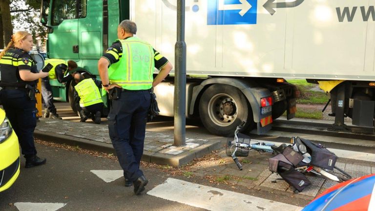 De fiets en de vrachtwagen die bij het ongeluk betrokken waren (foto: Bart Meesters/SQ Vision).