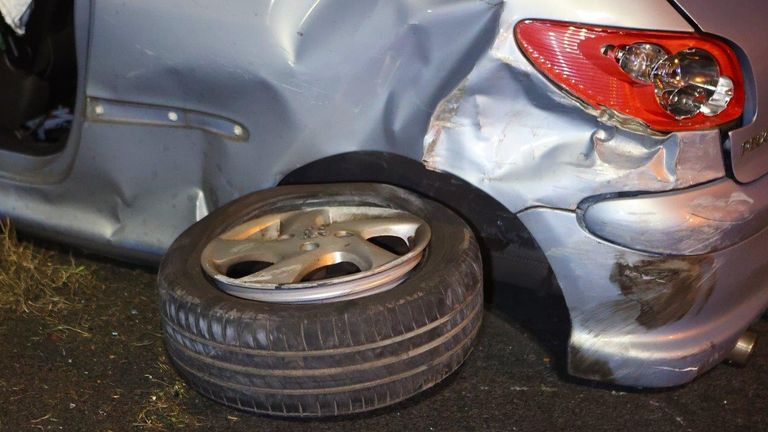 Het ongeluk op de A59 ontstond nadat een wiel afbrak van een auto (foto: Bart Meesters).