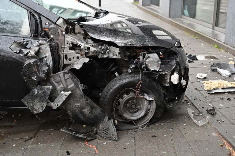 De schade aan de auto is na de crash in Breda aanzienlijk (foto: Perry Roovers/SQ Vision).