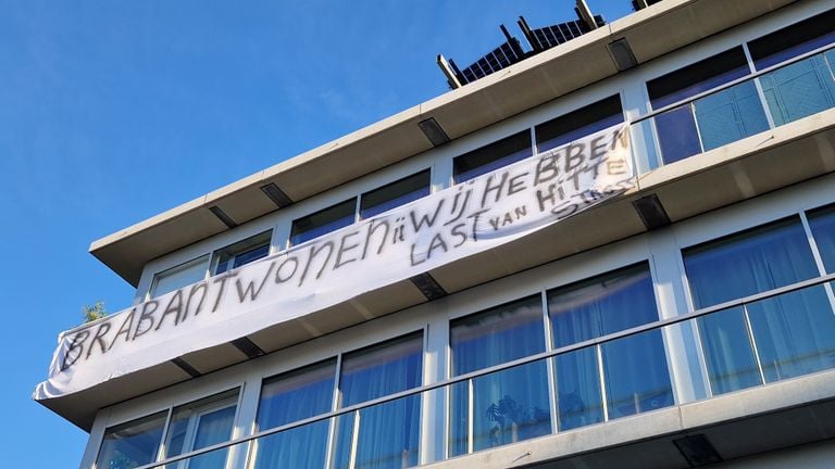 Het spandoek aan het appartement van Jolanda (foto: Noël van Hooft)