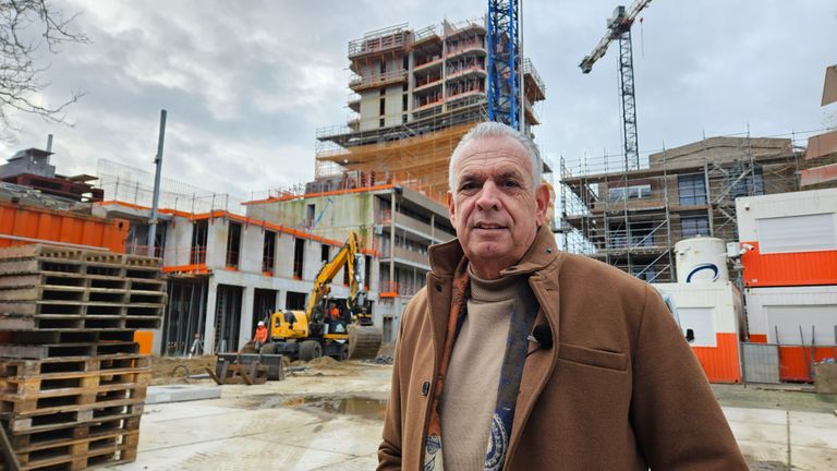 Centrummanager Jack van Lieshout voor het Walkwartier dat in aanbouw is (foto: Collin Beijk).