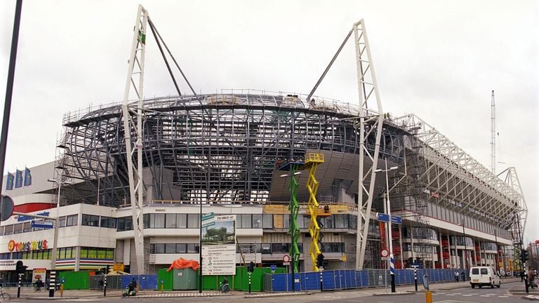 Het dichtmaken van de hoeken van het stadion (foto: ANP).