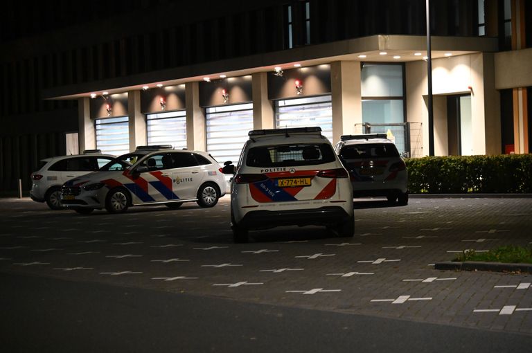 Aan de achterkant van het ziekenhuis, bij de spoedhulp, stonden meerdere politievoertuigen (foto: Perry Roovers/SQ Vision). 