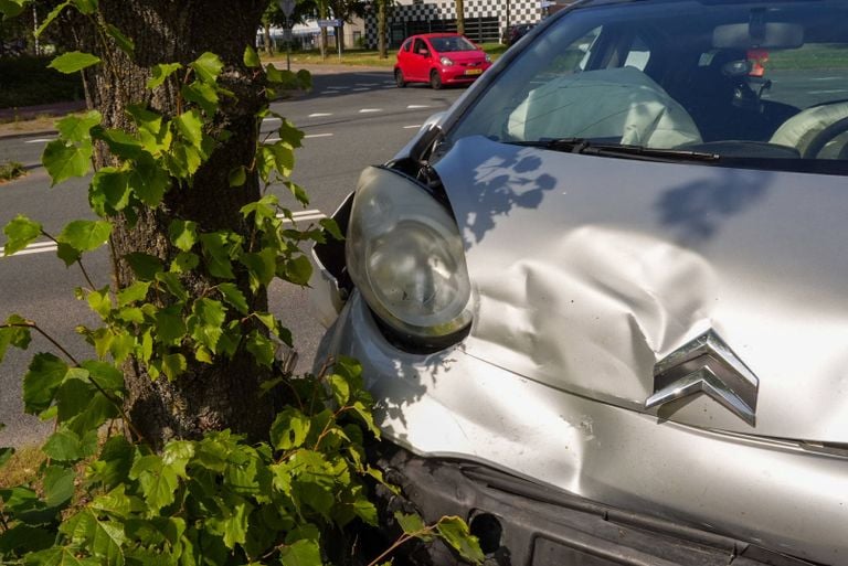 De schade aan een van de auto's (foto: Harrie Grijseels/Persbureau Heitink).