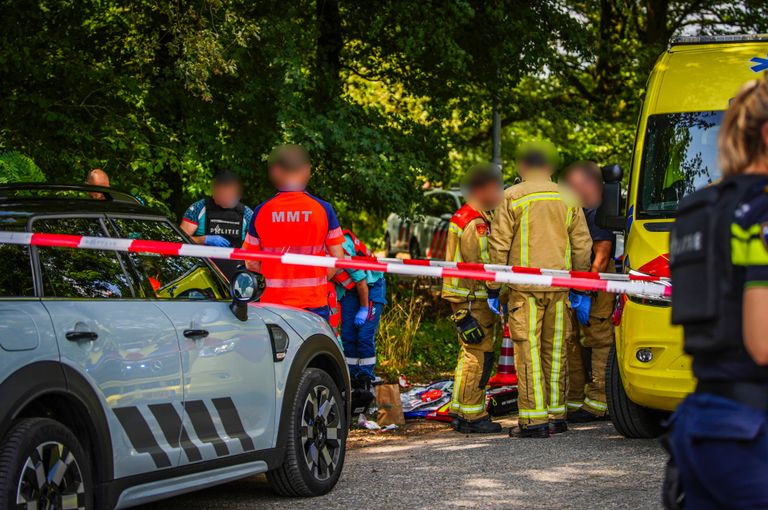 Het slachtoffer lag bij zijn wagen (foto: SQ Vision).