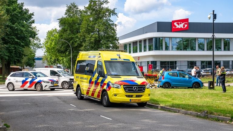 Politie en ambulance waren ter plekke (foto: Iwan van Dun/SQ Vision).