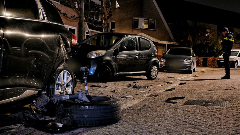 De politie neemt de schade op (foto: Toby de Kort/SQ Vision).