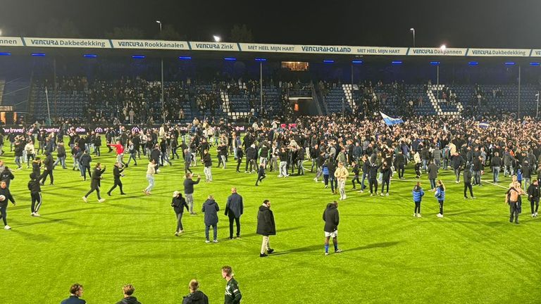 Fans het veld op bij FC Den Bosch.