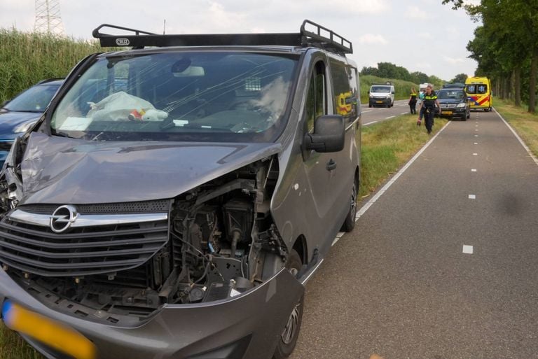 Ook dit voertuig liep forse schade op (foto: Harrie Grijseels/Persbureau Heitink).