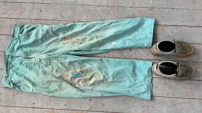 De broek die hij kocht na 9/11 kan kunstenaar Clemens niet wegdoen, hij schildert er nog in (foto: Clemens Briels).