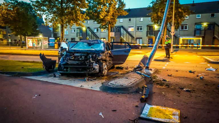 Van de auto is na de crash in Eindhoven weinig over (foto: SQ Vision).