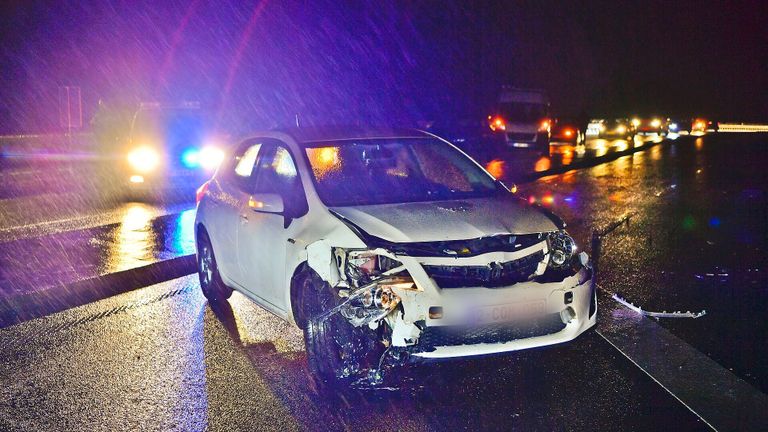 Eén van de auto's die op de N69 in een slip raakten (foto: Rico Vogels/SQ Vision Mediaprodukties).