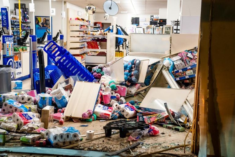 De ravage in de winkel na de crash was enorm (foto: Dave Hendriks/SQ Vision).