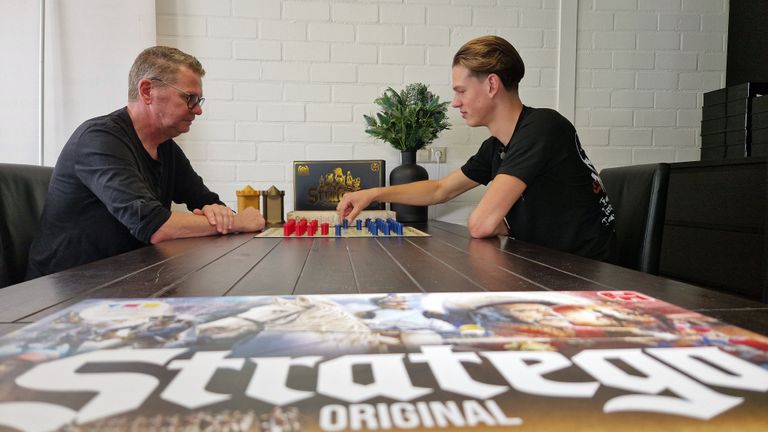 Vader Johnny en wereldkampioen Vince spelen een potje Stratego (foto: Noël van Hooft)