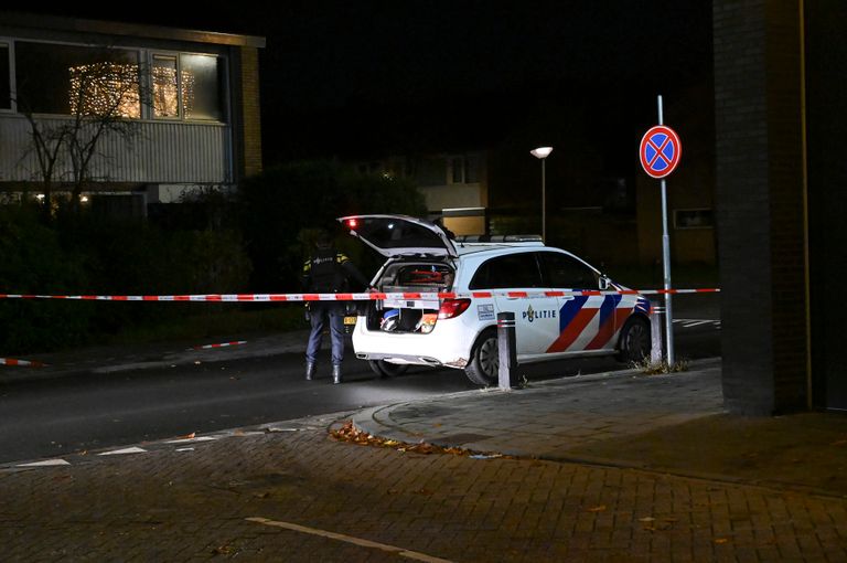 De politie doet onderzoek rond winkelcentrum De Burcht in Breda (foto: Perry Roovers/SQ Vision).