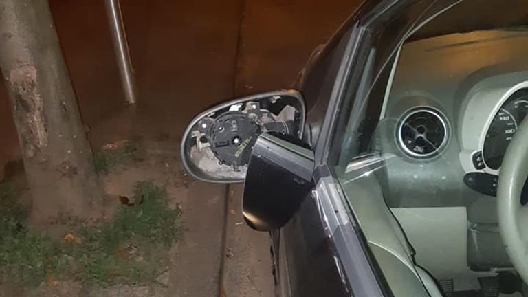 Er werden onder meer spiegels van auto's getrapt in de Molenstraat in Tilburg (foto: Facebook politie Tilburg Centrum).