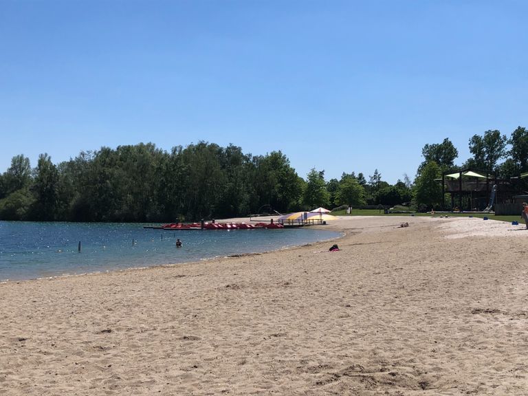 Mark en Ellis genieten van een 'privé-strandje' bij Hemelrijk.