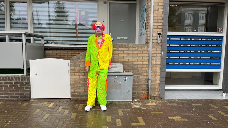 Fred Coumans voor zijn flat aan de Paleisring (foto: Mees Bouwman).