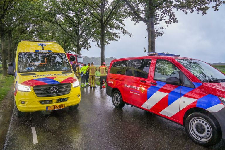 Diverse hulpdiensten zijn aanwezig op de Lieropsedijk in Someren (foto: Dave Hendriks/SQ Vision).
