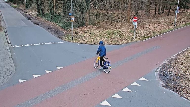 De fietser op het kruispunt even voordat hij een man een gebroken kaak sloeg (foto: Bureau Brabant).