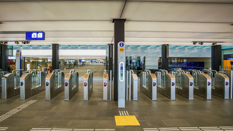 Het stationsgebouw liep snel leeg (foto: SQ Vision Mediaprodukties).