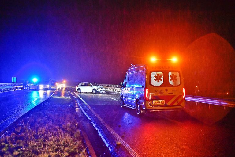 De ambulance bereikte de plek van het ongeluk zonder te slippen (foto: Rico Vogels/SQ Vision Mediaprodukties).