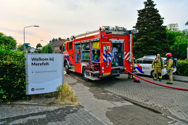 De brandweer had het vuur bij woonzorgcentrum Merefelt rond zes uur zondagochtend onder controle (foto: Rico Vogels/SQ Vision).