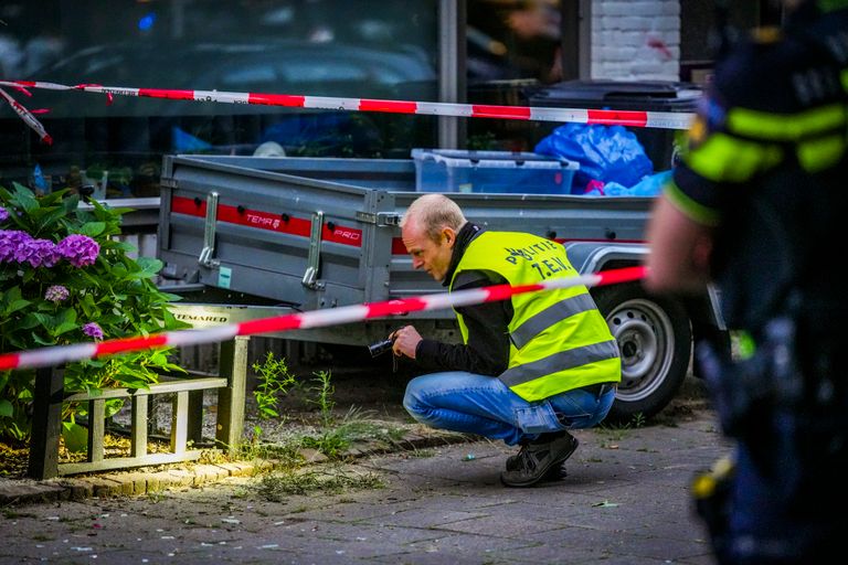 De politie heeft de omgeving van het huis afgezet en doet onderzoek (foto: SQ Vision).