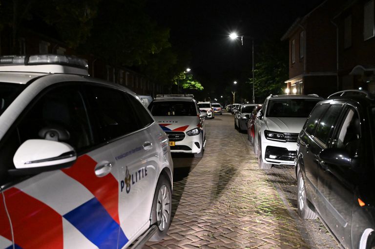 De Ahornstraat in Breda werd afgezet met politieauto's (foto: Perry Roovers/SQ Vision).