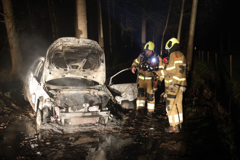 Van de auto bleef na de brand slechts een geraamte over (foto: Sander van Gils/SQ Vision).