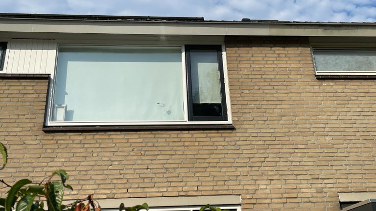 Het kogelgat in het bovenraam van het huis in Uden (foto: Rochelle Moes).