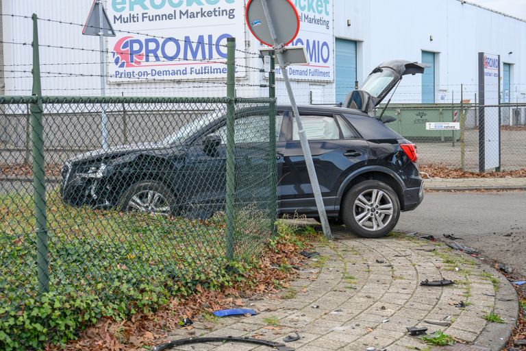 Ook de andere wagen kwam tegen een hek tot stilstand (foto: Tom van der Put/SQ Vision).