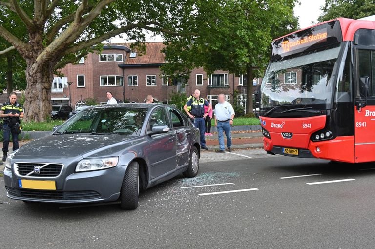 De auto en bus die elkaar raakten (foto: Perry Roovers/Persbureau Heitink).