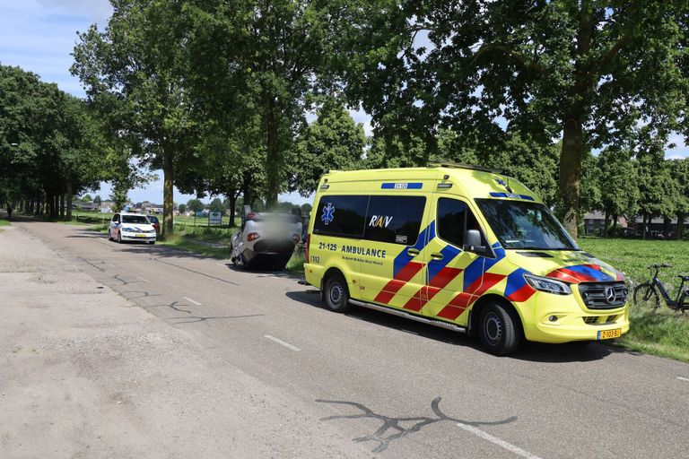 De automobilist werd na het ongeluk in Boekel nagekeken door ambulancepersoneel (foto: Kevin Kanters/SQ Vision).