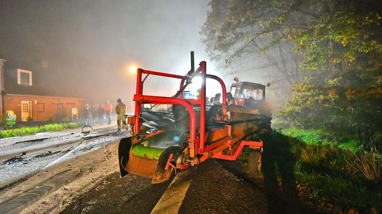 Een tractor kwam in de berm terecht (foto: Rico Vogels/SQ Vision).