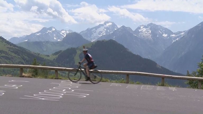 Eenzame fietser op de Alpe d'Huez