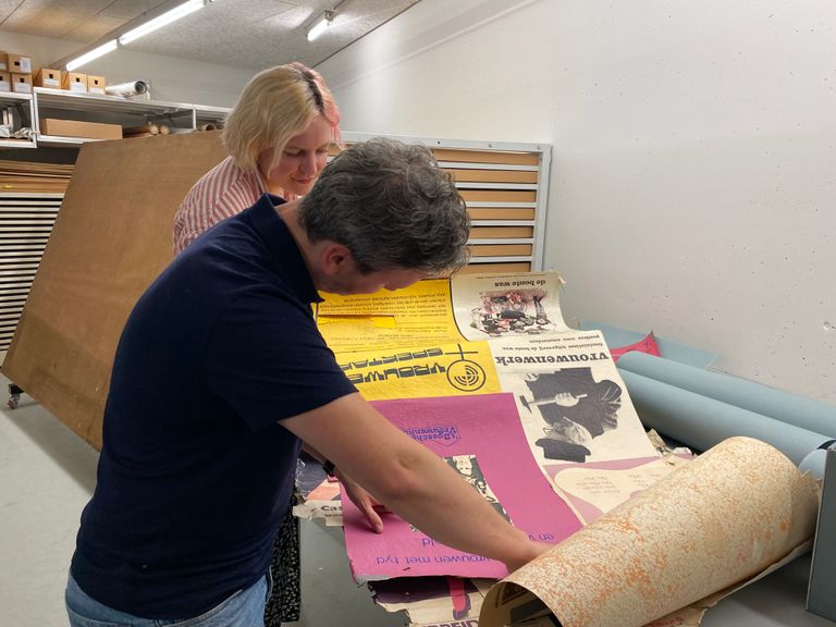 Thijs en Roxanne kijken vol bewondering naar het behang van posters. Foto: Floortje Steigenga