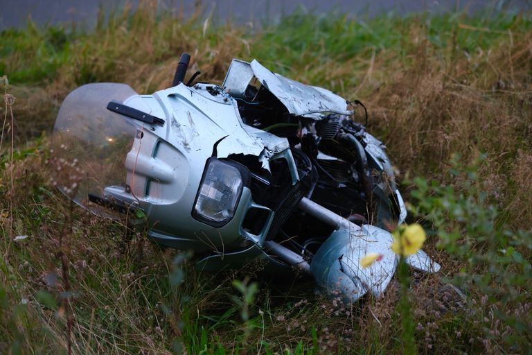 De motor belandde na de botsing in de berm naast de A50 (foto: Sander van Gils/SQ Vision).